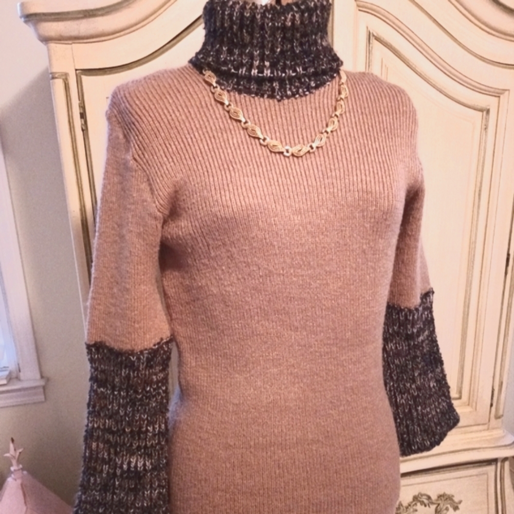 FABULOUS VINTAGE, CUSTOM, 1960S/70S HAND KNITTED COLOR BLOCK TURTLENECK SWEATER!